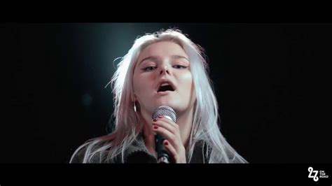 (c) 2010 magic records#ewafarna #ewakuacja #vevo #pop #officialmusicvideo. Ewa Farna - Ewakuacja (Sandra Wolska cover) - YouTube