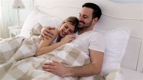 Suami Istri Harus Tahu Ini Manfaat Pelukan Sebelum Tidur