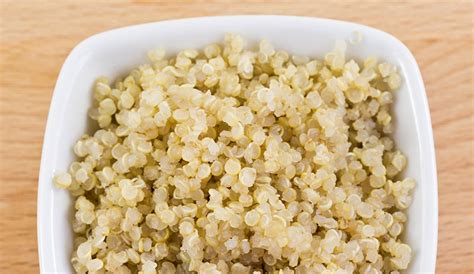 La quinoa (también llamada quínoa o quinua) es una semilla con algunas características parecidas a las de los cereales por eso se dice que es un pseudocereal y aunque su forma de cocción se asemeja mucho a la del arroz hay que tener algunas precauciones a la hora de cocinarla. Como preparar quinoa