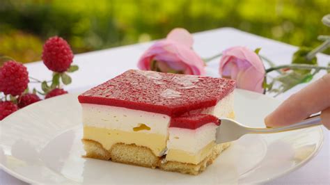 Die gelatine mit etwas flüssigkeit warm auflösen und in die joghurtmasse rühren. Rezept: Himbeer Schnitten mit Vanillecreme | Kuchen ohne ...