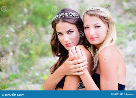 Deux Belles Jeunes Filles Avec Les épaules Nues Image Stock Image Du Appréciez épaule 58519393