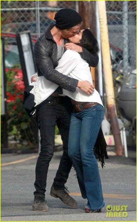 Vanessa Hudgens And Austin Butler Kiss Kiss Photo 2611016 Austin Butler Vanessa Hudgens