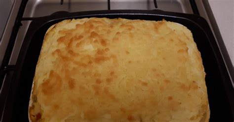 Put the mince in a hot frying pan along with a dash of olive oil, thyme leaves and seasoning. Cheesy mince beef and mash potato pie Recipe by Jay - Cookpad