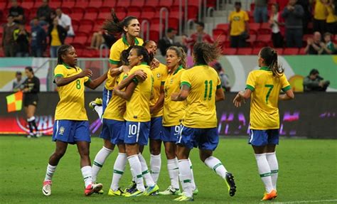 Além disso, tem a melhor jogadora do mundo, marta, camisa 10 e eleita por 5 anos seguidos pela fifa (de 2006 a 2010) e . Já classificada, seleção feminina de futebol entra em ...