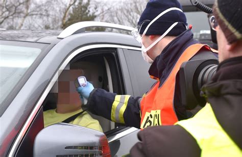 Ministerstvo zdravotnictví odůvodňuje potřebu nouzového stavu potřebou zvláštních opatření a případným vyhlášení nouzového stavu má své jednoznačně dané podmínky. Nouzový stav prodloužen do 17. května. Zákazy mohou platit i po konci nouzového stavu. Vláda ...