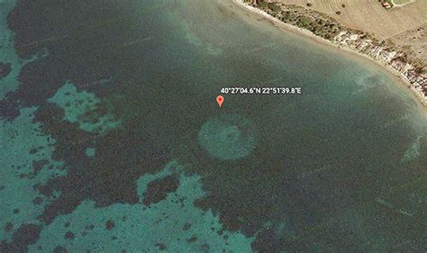 Der detailreiche globus von google earth lässt sich vielseitig nutzen: Google Maps: Mysterious submerged object spotted off ...