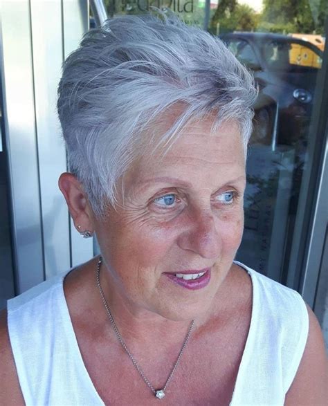 20 Feathered Hairstyles For Older Women Hairstyle Catalog