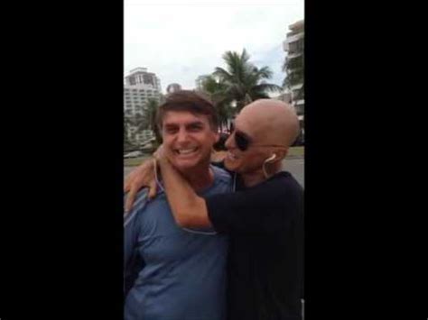 Carlos bolsonaro on käyttäjän marina carmo ja 2 muun seurassa. Jair Bolsonaro é atacado por careca maneiroso no Rio de ...