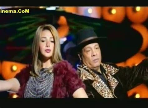 في الحقيقة أول ما لفت انتباهي فيه هو أزياء دنيا سمير غانم، فهي حقا تظهر في كل حلقة بإطلالتين أو ثلاث قمة في الأناقة. أغنية دنيا سمير غانم و عبد الباسط حمودة mp3 مسلسل نيللى ...