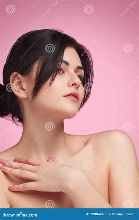 Hombro Desnudo Conmovedor De La Mujer Sensual Foto De Archivo Imagen