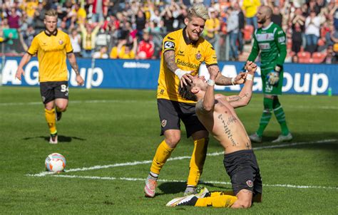 Dynamo Dresden Aufstieg 2016 2015 16 Dynamo Dresden Feiert Nach Dem 2