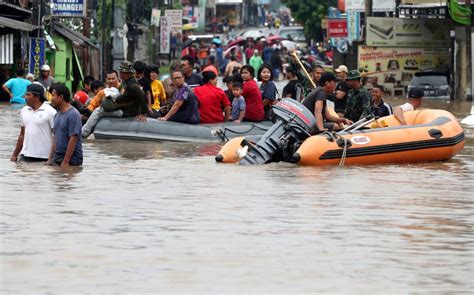 jakarta flood at least 21 killed in indonesia and tens of thousands evacuated london evening