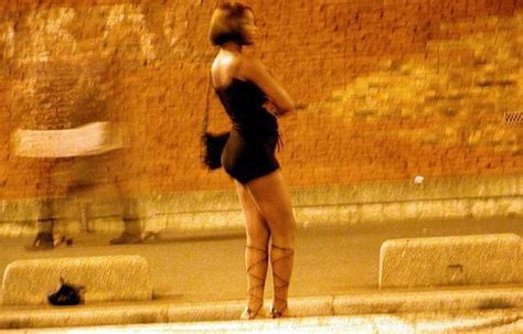 la prostitution de rue se fait plus visible