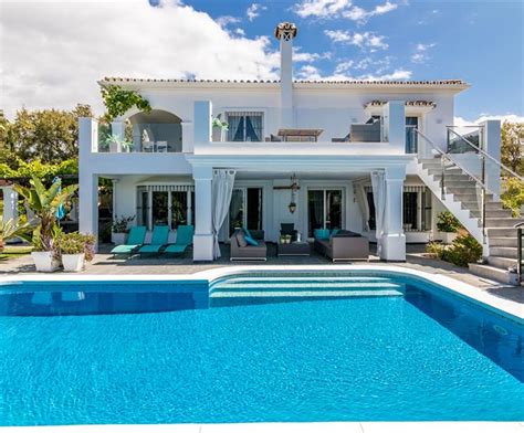 Desain rumah putih dan hitam layaknya villa di bali ini bisa menjadi referensi utama untuk kamu. Contoh Villa | Ekanawa Property