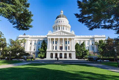 The california state capitol in sacramento attracts visitors who are interested in government, art, and california heritage. California State Capitol | Schöne gebäude, Gebäude, Orte