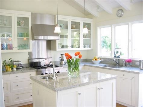 Granite for white kitchen cabinets. Kashmir White granite countertops - 25 ideas for the kitchen