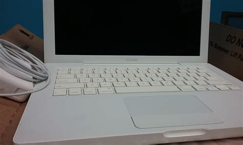 Apple Macbook White Core 2 Duo 226ghz 2gb Ram 250gb Hard 133