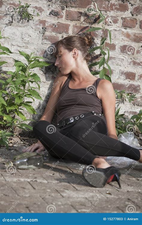 Betrunkene Frau An Der Backsteinmauer Stockbild Bild