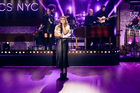 ‘Kelly, I Can’t Keep My Eyes off Your Bangs’: Kelly Clarkson’s New