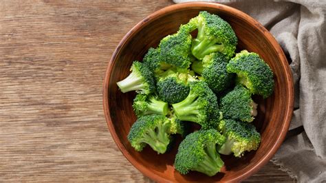 Why You Probably Wont Find Canned Broccoli At The Grocery Store