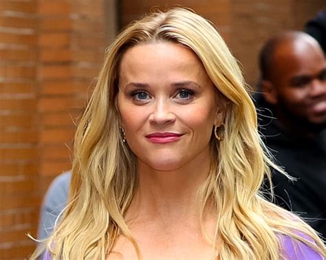 Reese Witherspoon Shows Off Her Christmas Decor In Festive Photo Trendradars