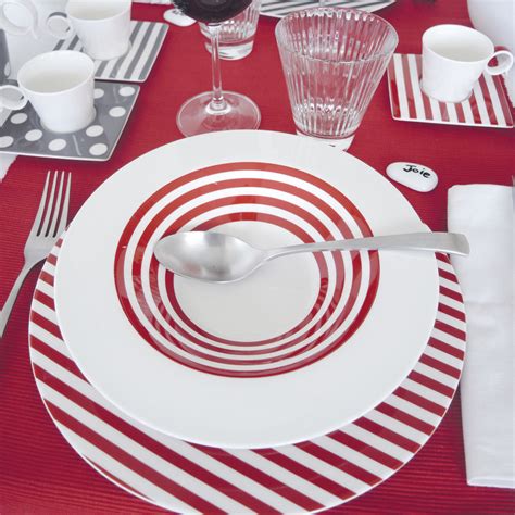 Assiettes Plates En Porcelaine Rouge Au Design Chic Et Moderne