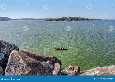 Pêcheur Sur Le Bateau Sur Le Lac Victoria Près De Mwanza Tanzanie