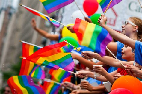 El día internacional del orgullo lgbt, es una serie de eventos que cada año los colectivos lgtb celebran de forma pública para instar por la tolerancia y la igualdad de derechos. Este 28 de junio se celebra el Día Internacional del ...