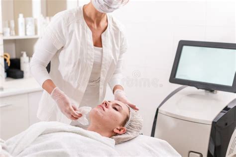 Phototherapy Face Lifting Hardware Procedure For Facial Skin