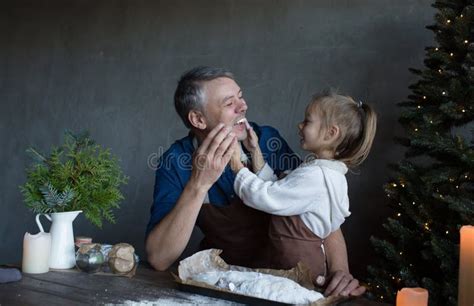 Feliz Padre Familiar Y Su Hija Juegan Juntos En La Cocina Mientras Cocinan Imagen De Archivo