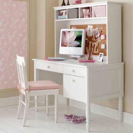 Some teen girls prefer a trendy bedroom with classy furniture and cool decorations for a modern style, while others may want a cozy room with comfortable pieces and simple wall art for a warm look. Escritorio rosa | Girl desk, Desk for girls room, Girl room