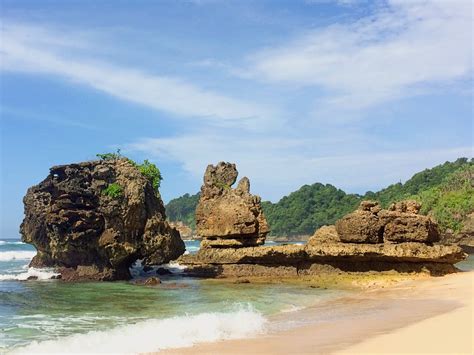 Pantai ini bersedia memelukmu selama 24 jam, dari hari senin sampai minggu. PANTAI SELOK Malang: Tiket & 5 Pesona Unggulan Maret 2021 ...