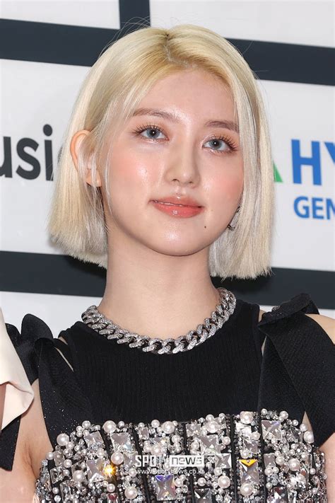 Ives Gaeul Debuts New Blond Hair And Everyone Cant Get Enough Of Her