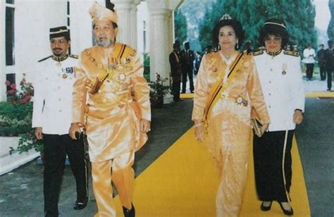 The 14th king of malaysia, sultan abdul halim mu'adzam shah (front l) and queen sultanah haminah hamidun (behind l) arrive to attend the king's welcoming ceremony at the parliment house in kuala lumpur. WARISAN RAJA & PERMAISURI MELAYU: 18 September 1989 ...