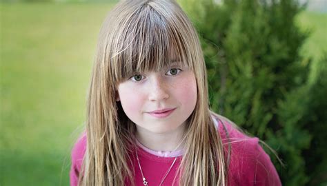 무료 이미지 사람 소녀 여자 사진술 꽃 전망 초상화 모델 녹색 어린이 인간의 레이디 담홍색 표정