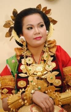 Pakaian adat nusa tenggara timur (ti'i langga pakaian adat dari jawa barat hampir sama dengan pakaian adat dari daerah jawa yang lainnya. Informasi tentang Pakaian Adat Wanita Mandar Sulawesi ...