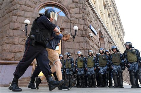 Once the preeminent republic of the u.s.s.r., russia became an independent country after the dissolution of. Manifestations en Russie : comprendre la crise en cinq ...