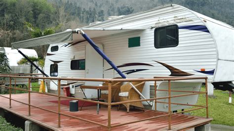 Stationary Rv Living Why Full Time Rvers Live Long Term In Rv Parks