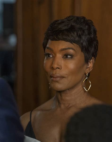 9 1 1 Season 2 Episode 18 Angela Bassett As Athena Grant Tell Tale Tv