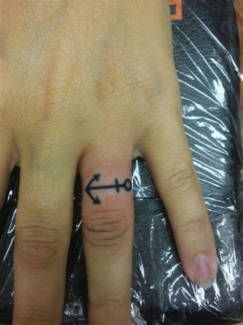 Aquí hay tatuajes de manos pequeños realmente geniales que hacen los accesorios permanentes más lindos. 15-fotos-de-tatuajes-pequenos-en-los-dedos-de-la-mano-para ...