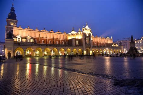 Cited as one of europe's most beautiful cities, its old town was declared the first unesco world heritage site in the world. Cracovia- Piazza del mercato Promettente55 2325573