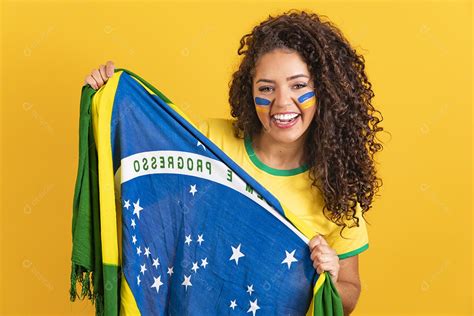 Linda Mulher Jovem Morena Segurando Bandeira Do Brasil Cabelo Afro