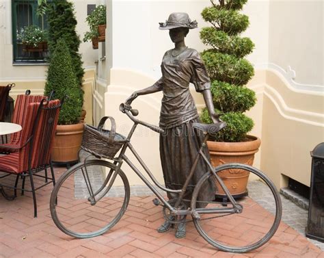 Die Skulptur Eines Radfahrermädchens Im Retrostil In Subotica