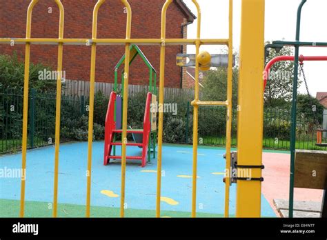 Zona De Juegos Infantil And Gate Tomado De Un Niños De 3 Años A Nivel De