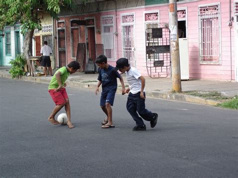 Niños jugando en el barrio de los suburbios. Y vos.. ¿Te acordas del futbol callejero? - Taringa!