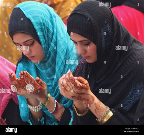 Lahore Pakistan 6th October 2014 Pakistani Muslim Women Devotees Take Part In The