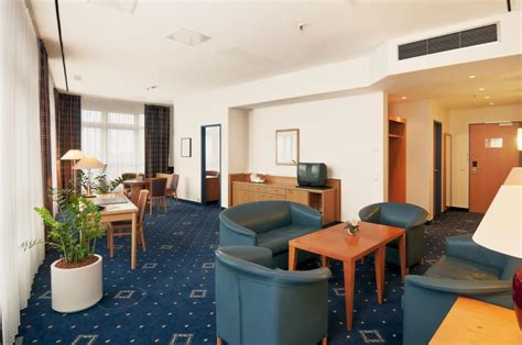 The hotel also features parking, a garage and a safety deposit box. Bild "Suite" zu Hotel Holiday Inn Hamburg in Hamburg