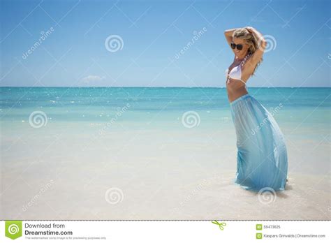 Mulher Que Anda Pela Praia Imagem De Stock Imagem De Destino