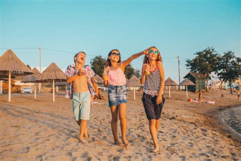 Enfants Ayant L Amusement Tout En Marchant Le Long D Une Plage Sablonneuse Image Stock Image