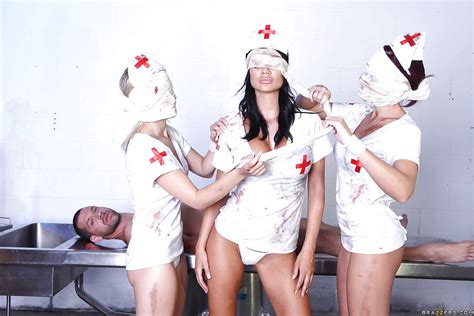 Une Infirmière à La Chatte Rasée S Amuse Avec Une Grosse Bite Bien Raide Photos Porno Photos